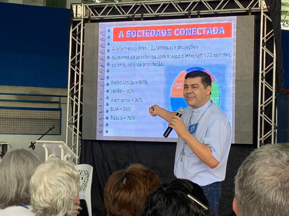 Bispo de Leopoldina participa conferindo palestra em evento de formação da Regional Leste II da CNBB, em Montes Claros