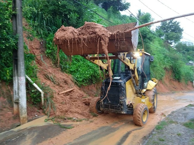 Chuvas em Além Paraíba: Prefeitura está nas ruas da cidade realizando ações de limpeza e minimização de danos