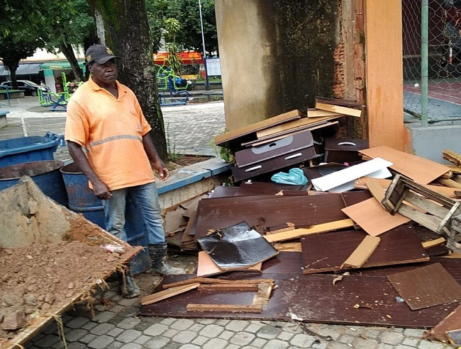 Apesar dos apelos pessoas continuam descartando entulhos nas ruas da cidade.