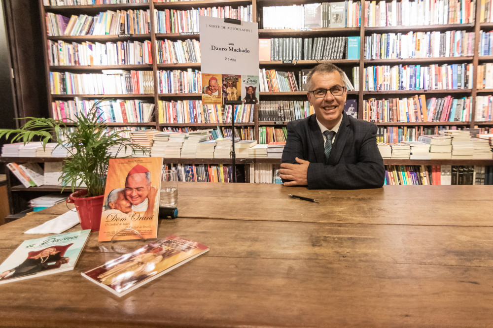 Câmara apresenta Moção em comemoração aos 40 anos de jornalismo de Dauro Machado e o cumprimenta por lançamento de livros