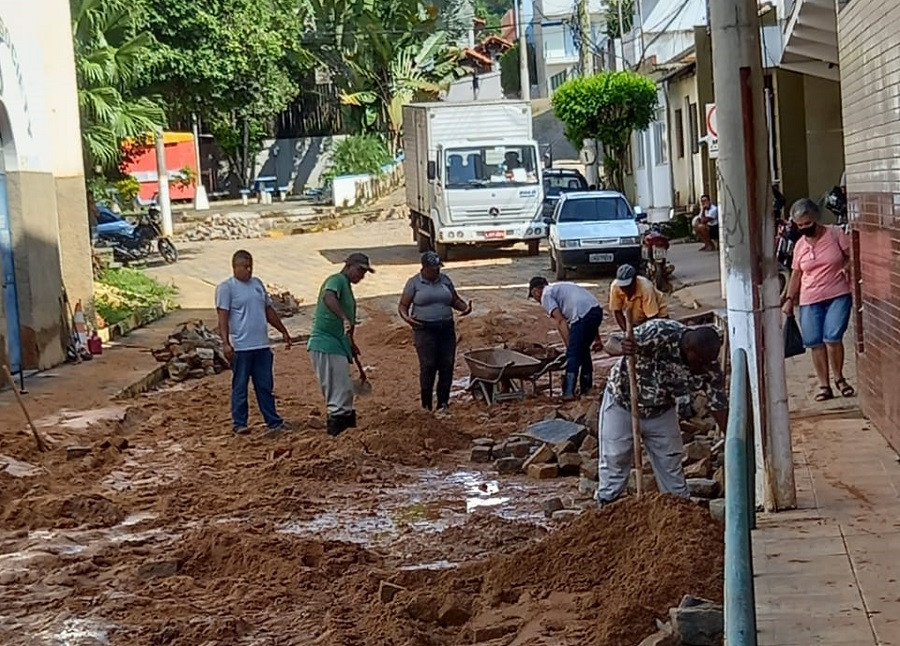 Prefeitura trabalha incessantemente para reduzir os danos causados pelas chuvas do dia 15