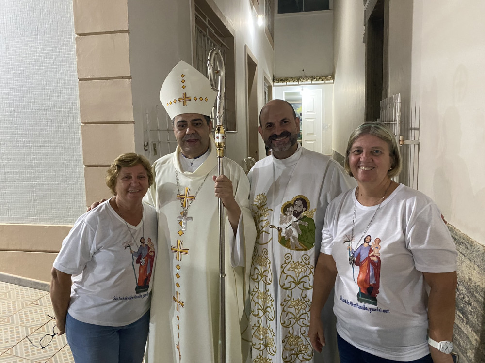 Bispo celebrou a primeira Missa em Além Paraíba dentro da comemorações do Dia de São José. Católicas receberam com entusiasmo Dom Edson José Oriolo