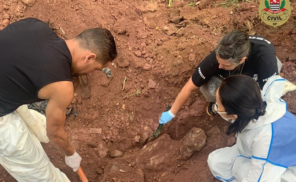Corpo é encontrado enterrado em cova rasa no Jardim Paraíso. Polícia está no local desde ontem