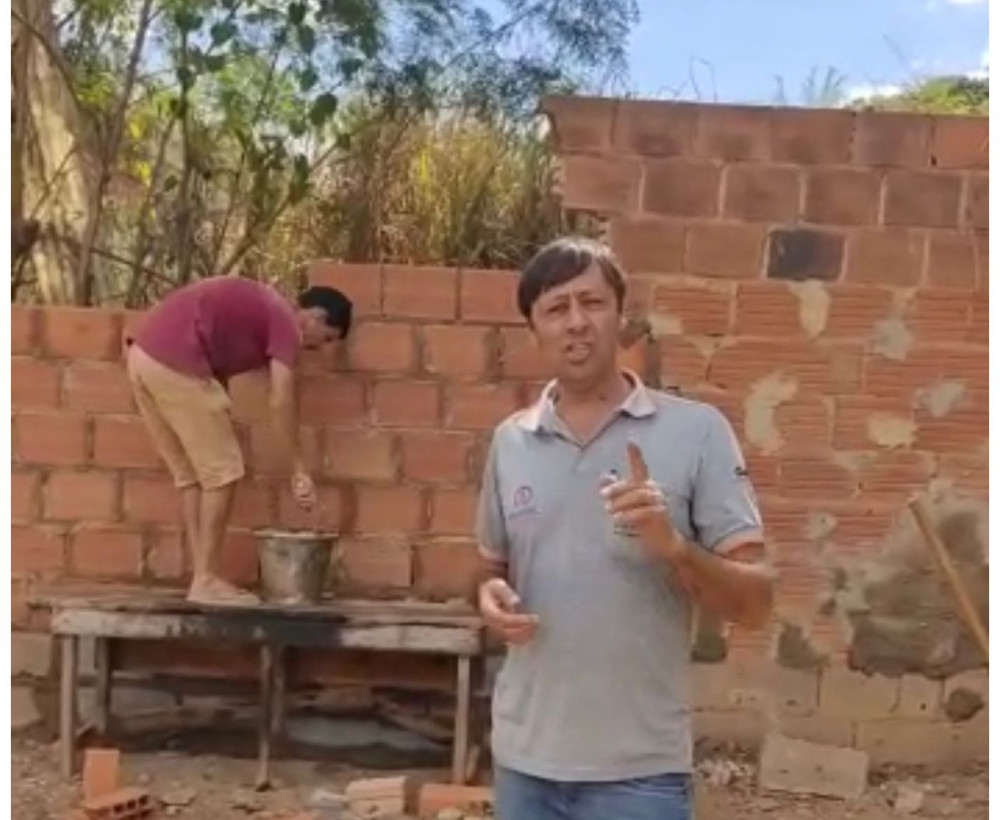 Empresário resolve construir muro derrubado por caminhão da Prefeitura após cansar de esperar