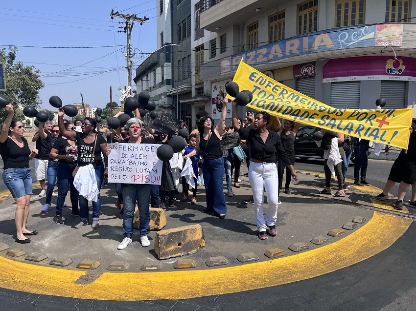 Enfermeiras de Além Paraíba fazem manifestação contra a suspensão do piso nacional da enfermagem