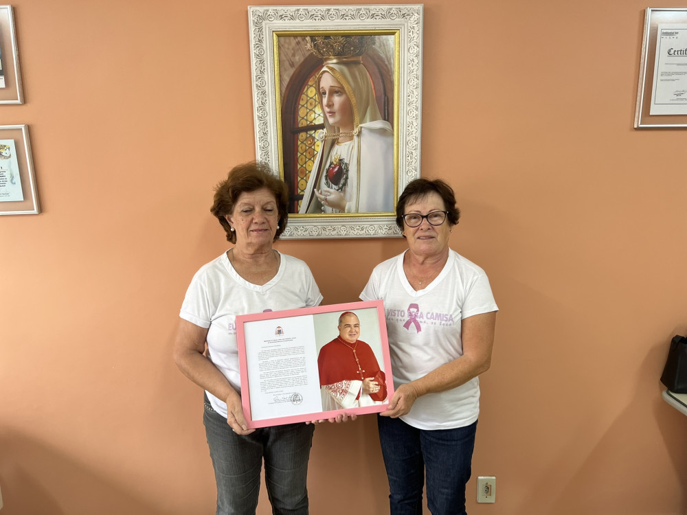 Outubro Rosa: Voluntárias Sociais recebem benção do Cardeal Tempesta. Sede da entidade já está iluminada na cor rosa