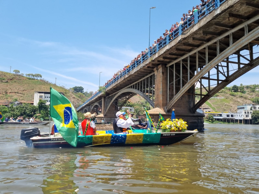 Barqueata de Nossa Senhora Aparecida: Multidão comparece em louvor à Padroeira