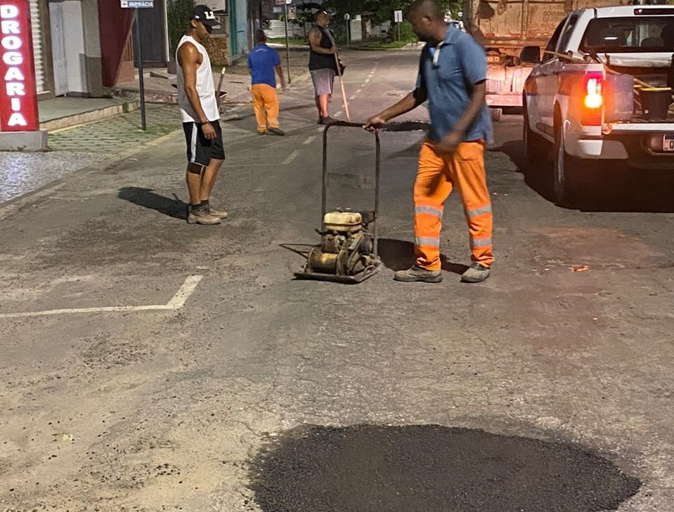 Prefeito se diz grato com equipe da Secretaria de Obras pela dedicação. Iniciada a recuperação noturna do asfalto