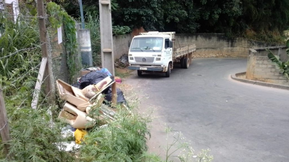 VERGONHA: Minoria deseducada da população insiste em colocar o lixo doméstico na rua após o caminhão que o recolhe passar. Entulhos também são descartados descaradamente