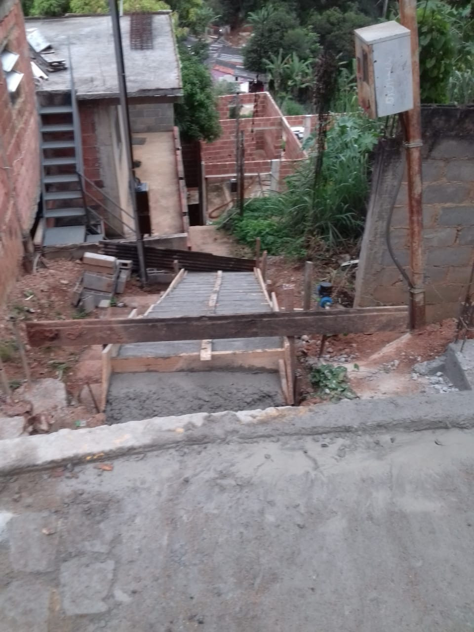 Escadão da Terra do Santo está sendo reformada. Prefeito cumpre mais um compromisso com os moradores do bairro. Próxima meta será cobrir a quadra poliesportiva