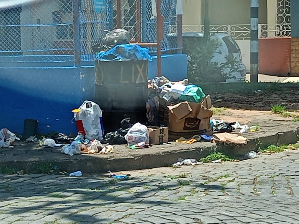 Parte da população sem educação insiste em colocar o lixo nas ruas após a passagem do caminhão que o recolhe