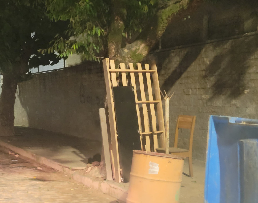 Parte da População insiste em deixar entulhos em vias públicas.