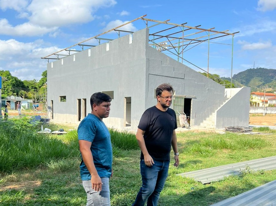 Prefeito e Secretário de Obras realizam vistoria na obra do novo Estádio Municipal