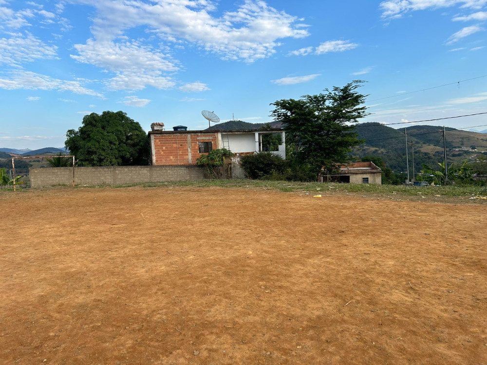 Terreno preparado, ordem de serviço assinada: Prefeitura construirá dois “campinhos” de futebol nos bairros Goiabal e Bambuzinho