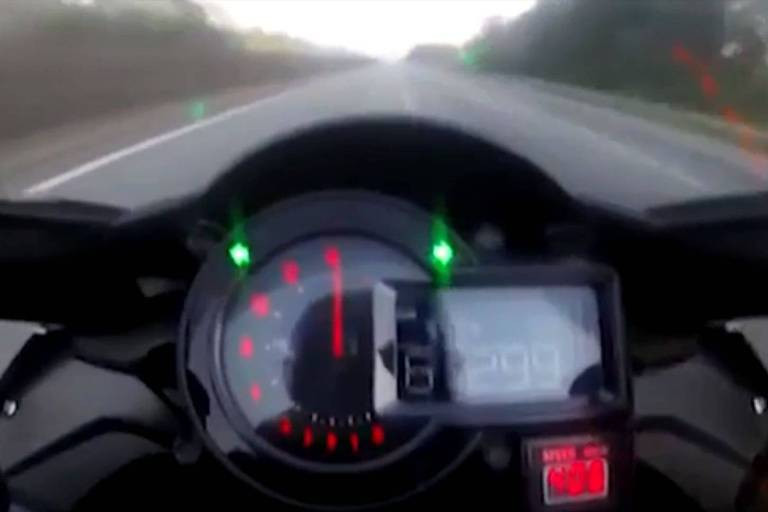 Perigo no trânsito: Alguns moto taxistas em alta velocidade trazem medo e terror a população e prejudicam a grande maioria de condutores responsáveis