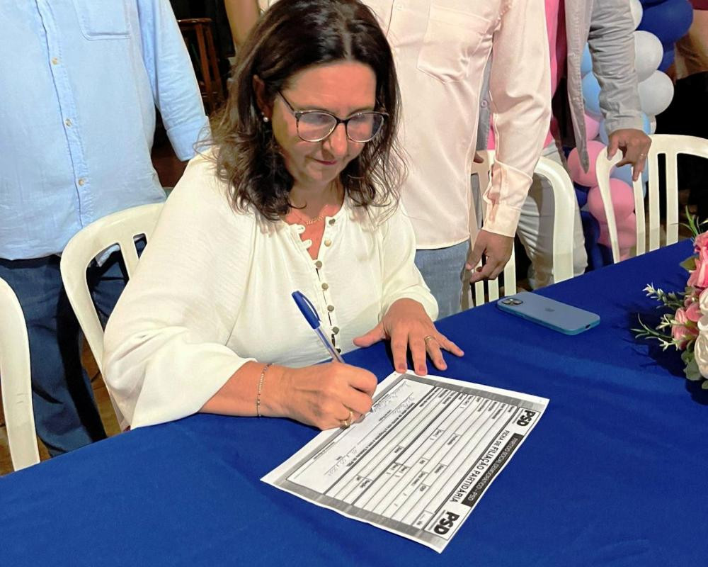 Pré Candidata a Prefeita Luciana Galhardo segue em suas caminhadas pela cidade. O fato de ser mulher candidata tem sido um diferencial.