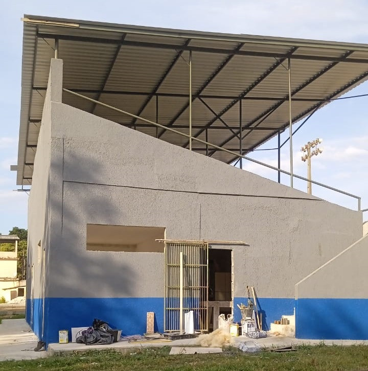 Obra do novo Estádio Municipal prossegue. Arquibancadas estão refeitas