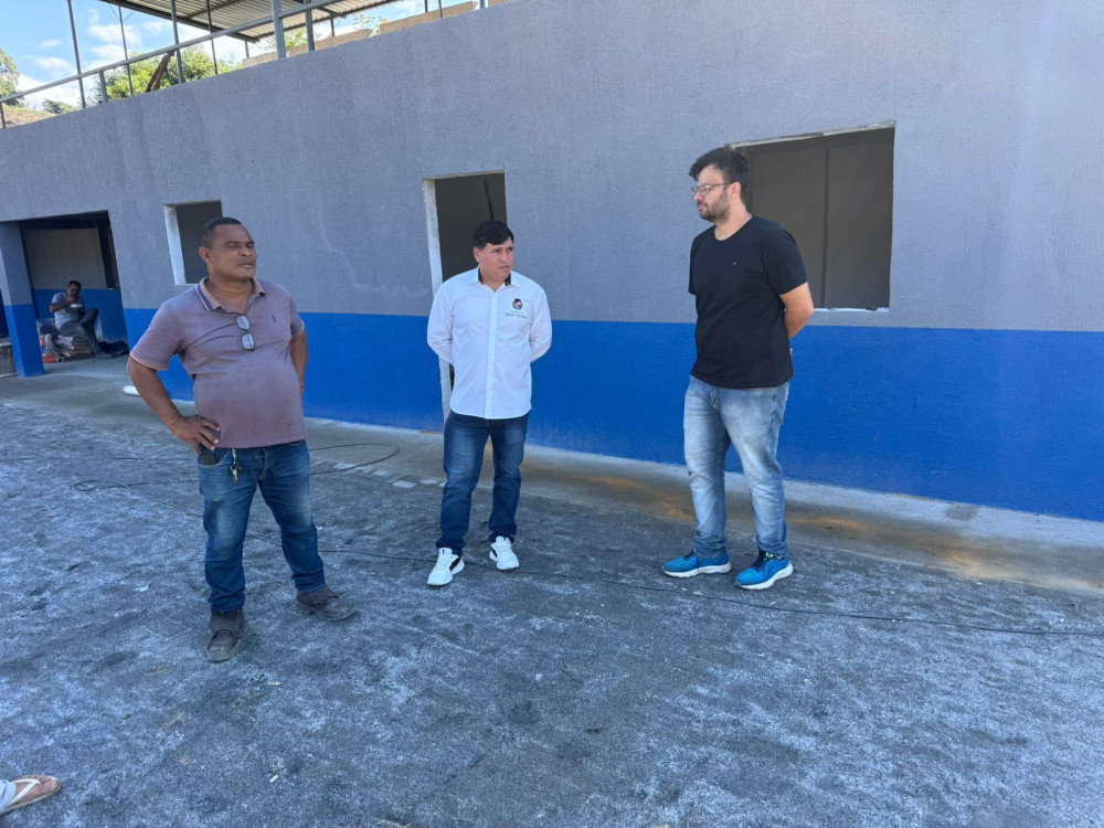 Prefeito vistoria obra do Estádio Municipal. Obra deverá ser concluída no mês de agosto