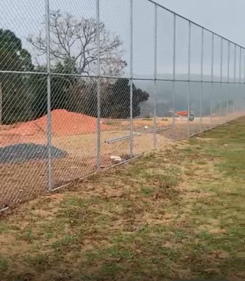 Campo do Morro das Irmãs recebeu alambrado. Dois campos estão sendo construídos, um no Goiabal e outro no Bambuzinho e serão brevemente inaugurados