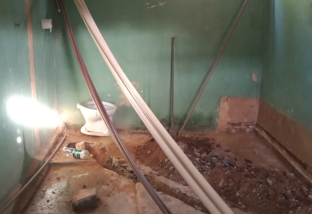 Prefeitura segue com obra de reforma no campo de futebol da Terra do Santo com a construção de novos vestiários