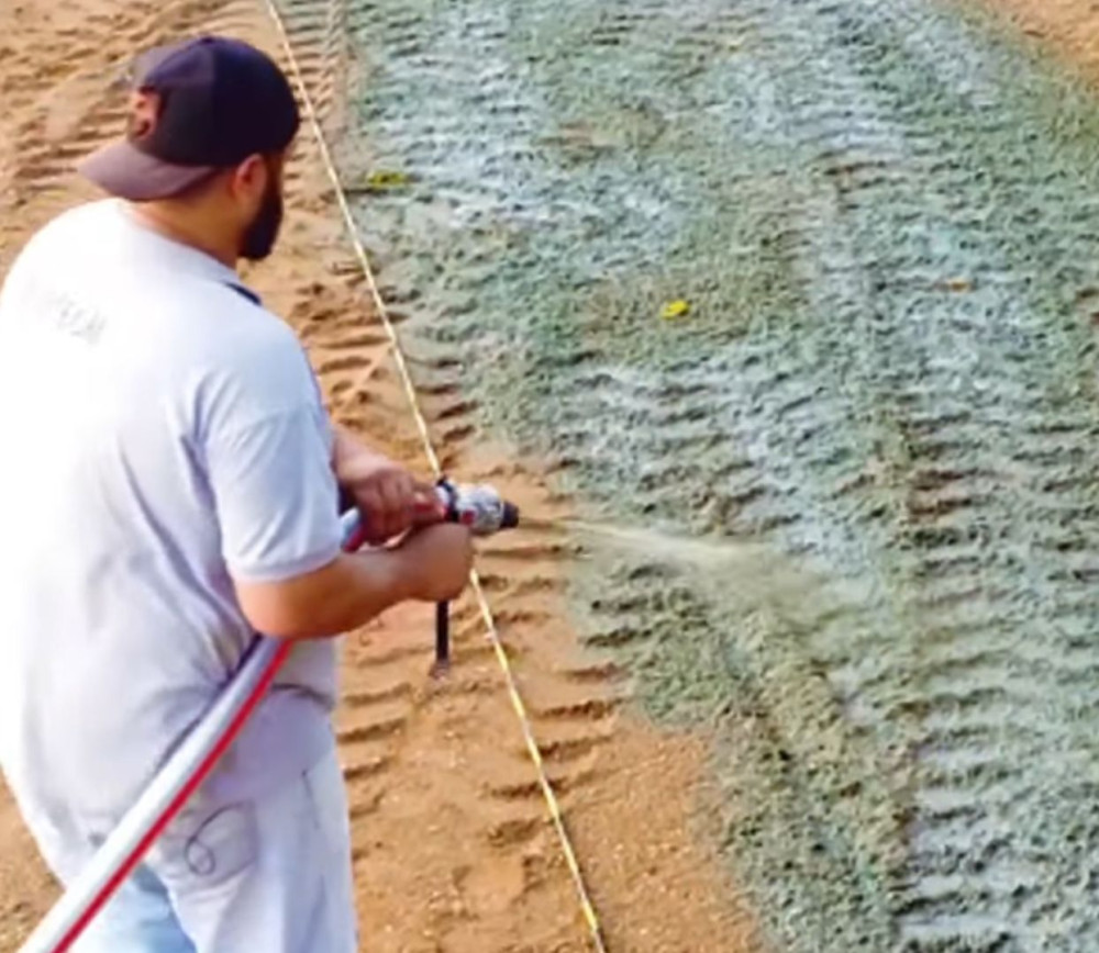 Grama começa a ser plantada no Estádio Municipal que será inaugurado em 29 de setembro