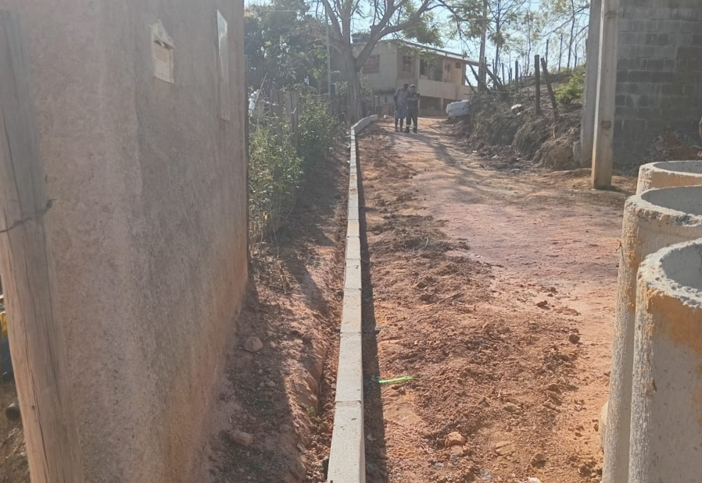 Começou a drenagem e calçamento de mais uma rua em Fernando Lobo. As ruas de terra batida quase não existem mais no Município