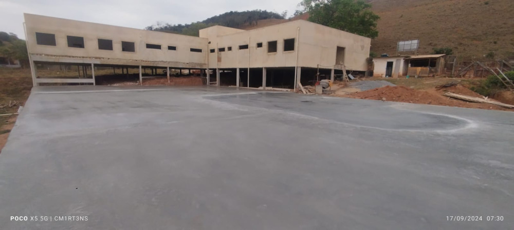 Quadra da nova Escola Municipal de Angustura é concretada. Inauguração acontece até o mês de dezembro