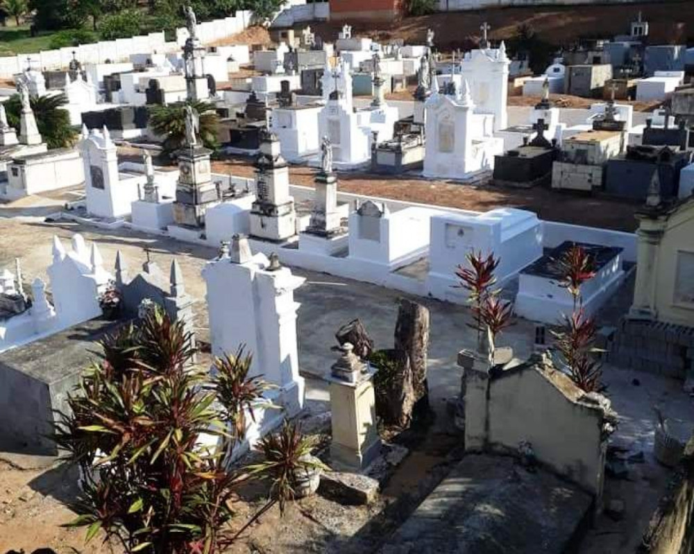 Todas as empresas que desejarem poderão abrir funerárias em Além Paraíba, realizar sepultamentos e usar a capela mortuária. Prefeitura não vai manter concessão privilegiada em que só uma empresa preste tal serviço