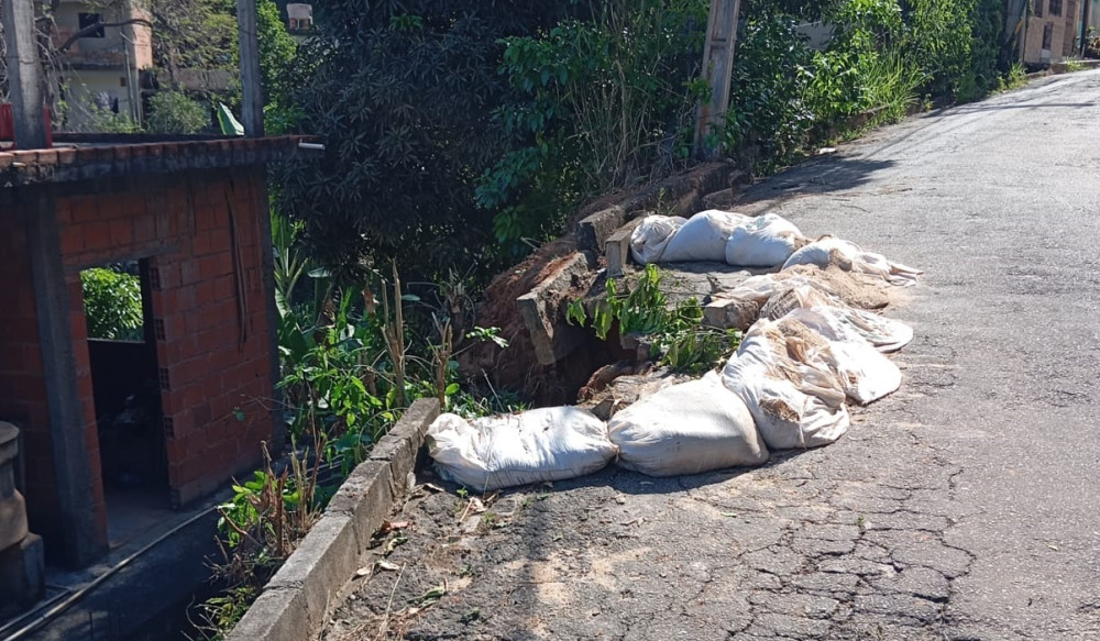 Mais uma obra importante: Prefeitura começa a contenção de rua no Bairro Timbira