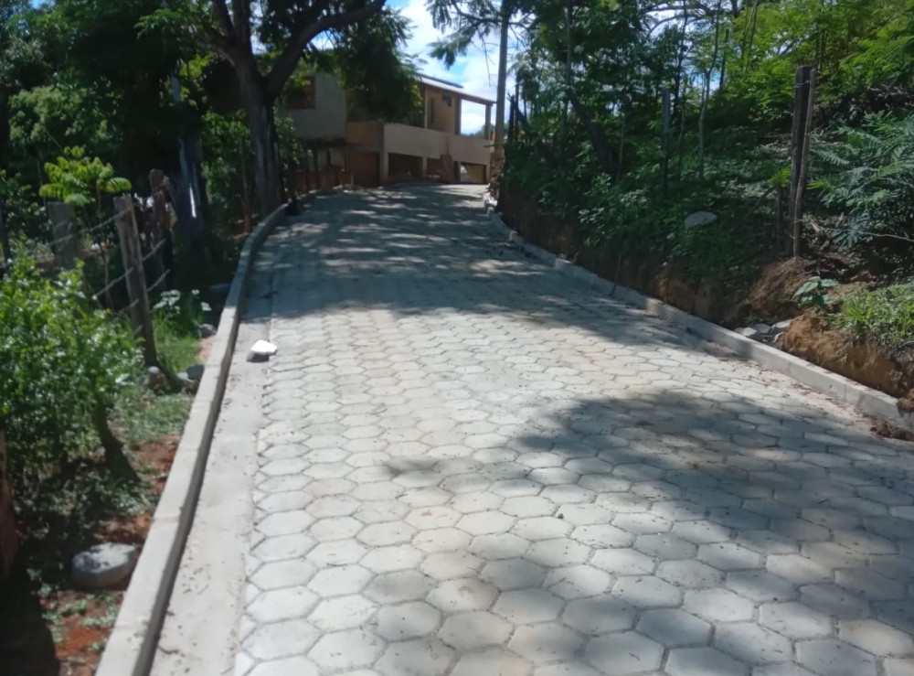 Mais um compromisso assumido está sendo cumprido: Prefeitura finaliza nos próximos dias calçamento de ruas em Fernando Lobo