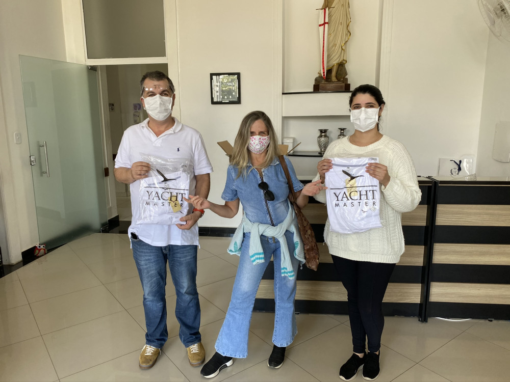 Hospital recebe doação de 84 camisas polo brancas para seus funcionários. Empresa Yacht, através de Mônica Vilella Pedras fez a doação