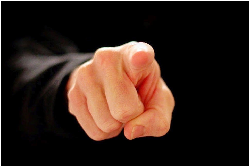 COMPORTAMENTO NOJENTO: Jovem entra em surto, fica nua e quem assistiu preferiu fazer vídeos e espalhar na internet a socorrer a pessoa. Falta de empatia