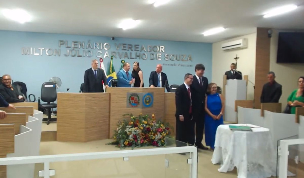 Dr. Paulo dá posse a 5 Secretários, Procurador Geral e Chefe de Gabinete e recebeu as chaves da Prefeitura