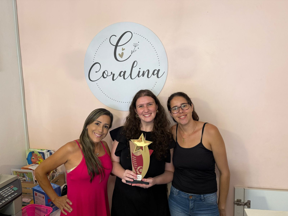 Carol Marinho, proprietária da Papelaria Coralina, recebeu troféu de Mulher Empreendedora 2025
