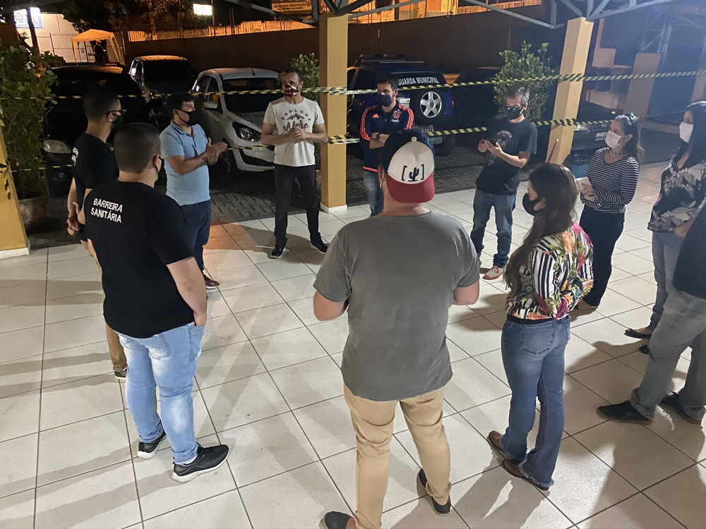 Prefeitura vai abrir Unidade Básica do Covid-19 para consultar e examinar a população sintomática. Prefeito participou de reunião de trabalho.