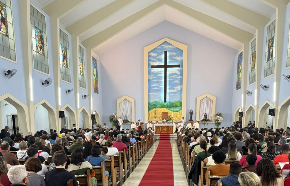 PROCISSÃO E MISSA SOLENE MARCARAM O O JUBILEU DA ESPERANÇA EM ALÉM PARAÍBA. CENTENAS COMPARECERAM.