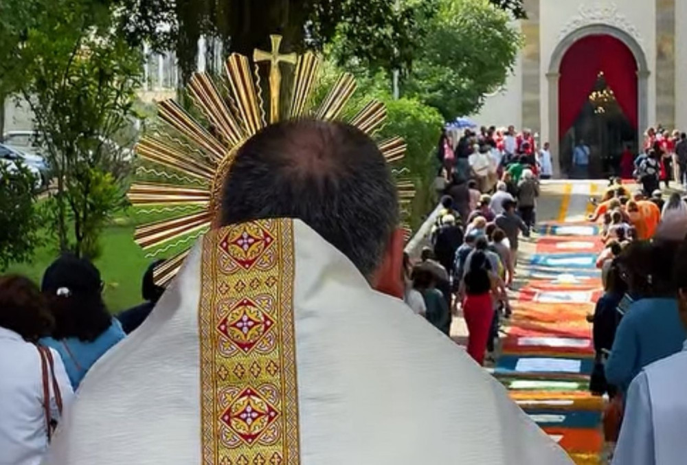 MUITOS CATÓLICOS PARTICIPARAM DA EMOCIONANTE PROCISSÃO DE CORPUS CHRISTI EM TORNO DA MATRIZ DE SÃO JOSÉ