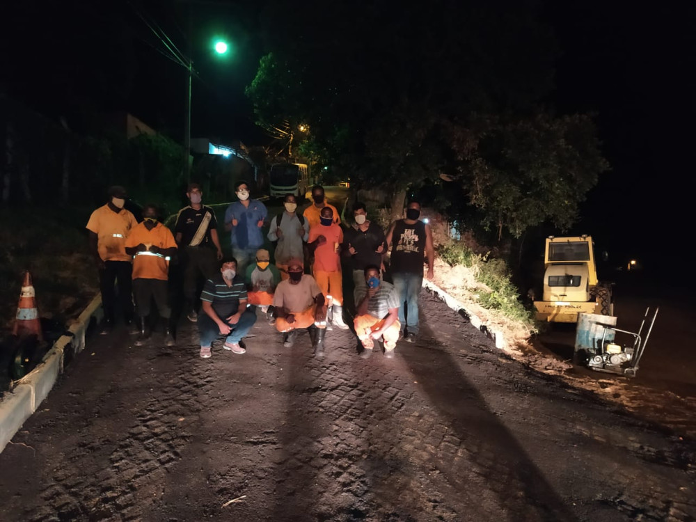 Dia histórico: Terminou o asfaltamento do Campo Alegre. Prefeito Miguelzinho cumpriu sua promessa, agradeceu o empenho dos funcionários da Prefeitura e foi cumprimentado pelos moradores