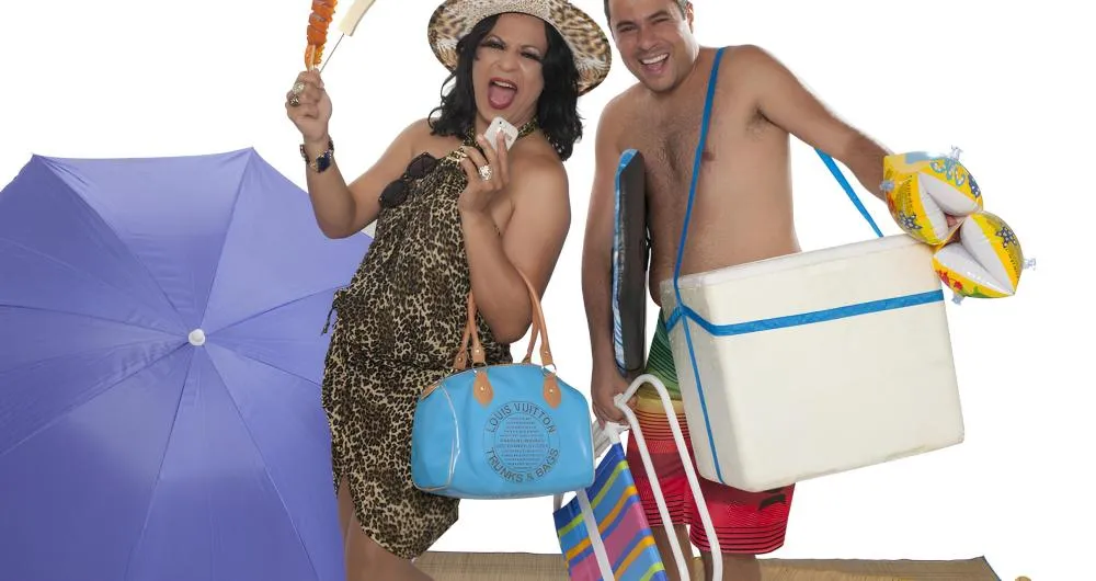 FUNCIONÁRIA DA SAÚDE FORJA ALTA DE PACIENTE E VAI PRA PRAIA NO CARRO OFICIAL