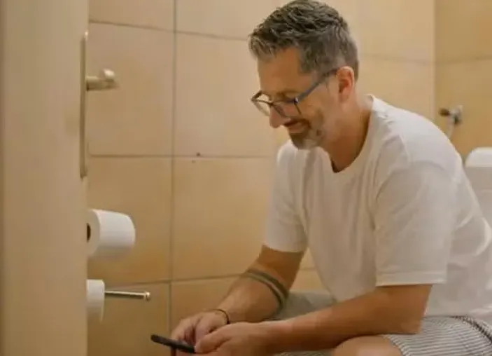 AS 5 CONDIÇÕES DE SAÚDE QUE MOSTRAM POR QUE LEVAR CELULAR AO BANHEIRO NÃO É UMA BOA IDEIA