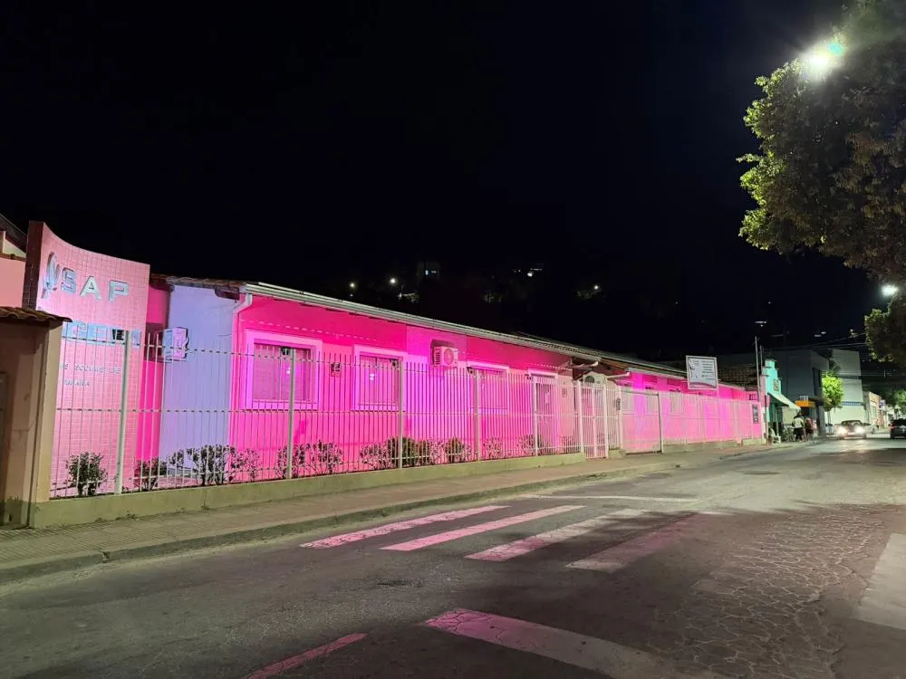 VOLUNTÁRIAS SE ILUMINA DE ROSA PARA CHAMAR A ATENÇÃO A PREVENÇÃO DO CÂNCER DE MAMA