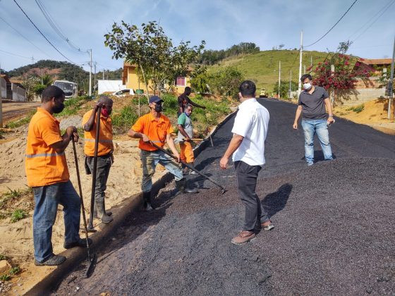 Miguel cumpre mais uma promessa eacompanha de perto a tão sonhada obra de pavimentação no Conjunto Habitacional Ivo Baranda.