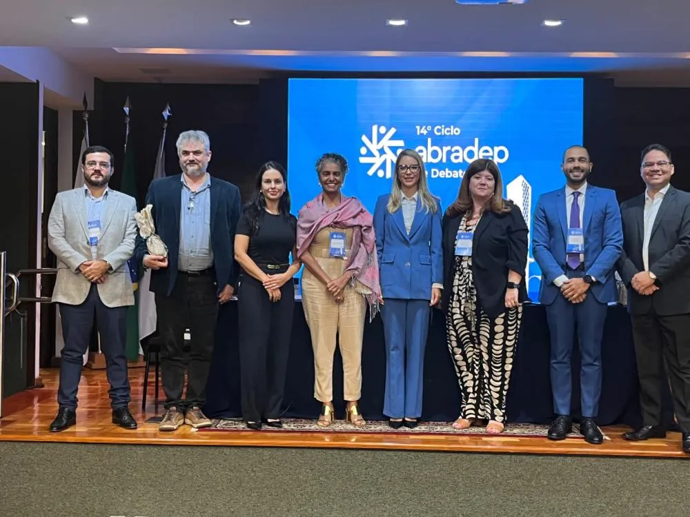 CARLA FARAGE PARTICIPA E SE DESTACA EM EVENTO DA ACADEMIA DE DIREITO ELEITORAL