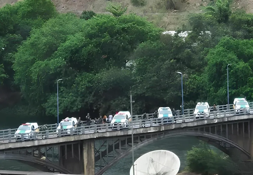 POLICIA MILITAR FAZ OPERAÇÕES. VIATURAS FICARAM ESTACIONADAS NA PONTE DO PORTO
