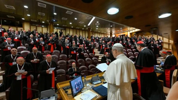 PAPA ABRE O CONSISTÓRIO PARA DEFINIRI PRIORIDADES E AFIRMA: ESTOU AQUI PARA OUVIR