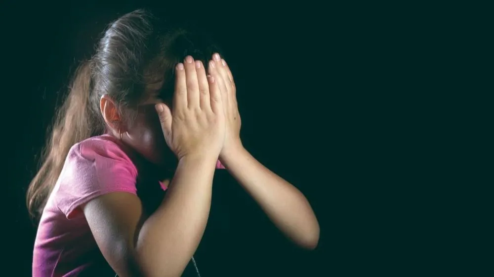 MÃE DEU 40 CINTADAS NA FILHA DE 8 ANOS, GRAVOU A AGRESSÃO E COMPARTILHOU O VÍDEO