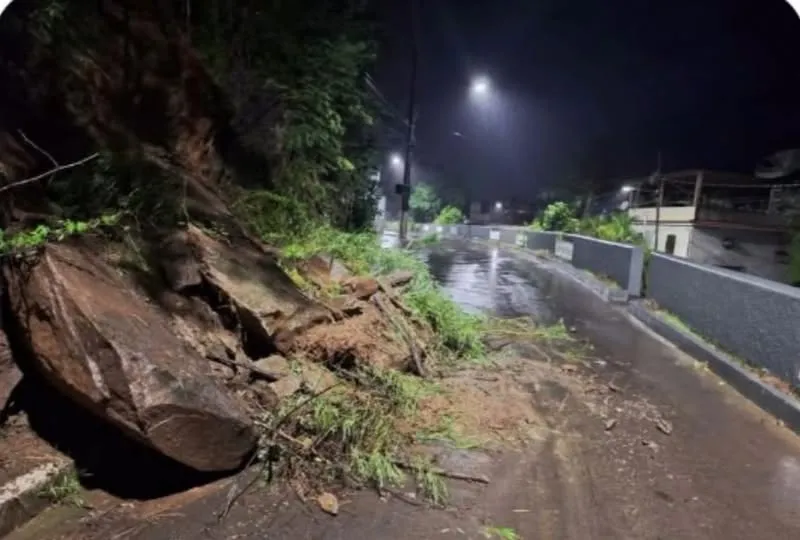 QUEDA DE PEDRA ACENDE ALERTA APÓS CHUVAS INTENSAS EM ALÉM PARAÍBA