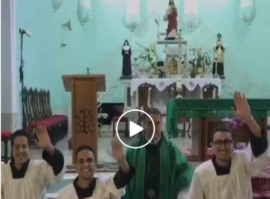 BLASFÊMIA: Padre e acólitos de São João Del Rei fazem dança com direito a coreografia dentro da Igreja, diante do Altar. O vídeo viralizou e os Católicos da cidade histórica de Minas perguntam: Onde está o Bispo