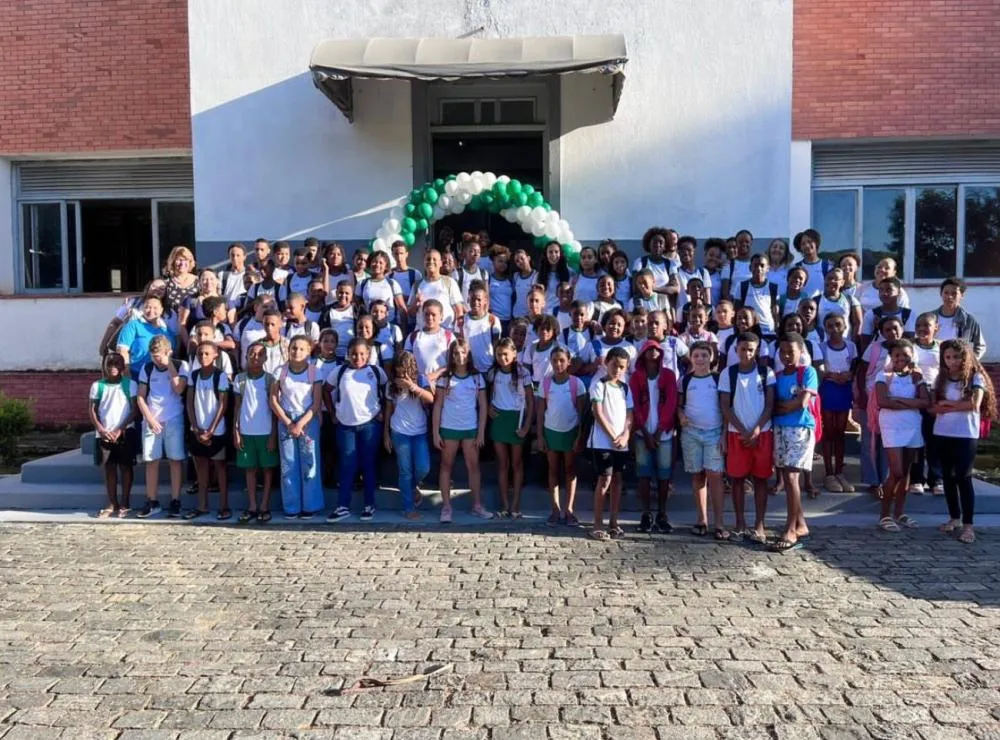 ALUNOS DO 6º AO 9º ANO PASSAM A ESTUDAR NO PRÉDIO DO ANTIGO COLÉGIO ALÉM PARAÍBA