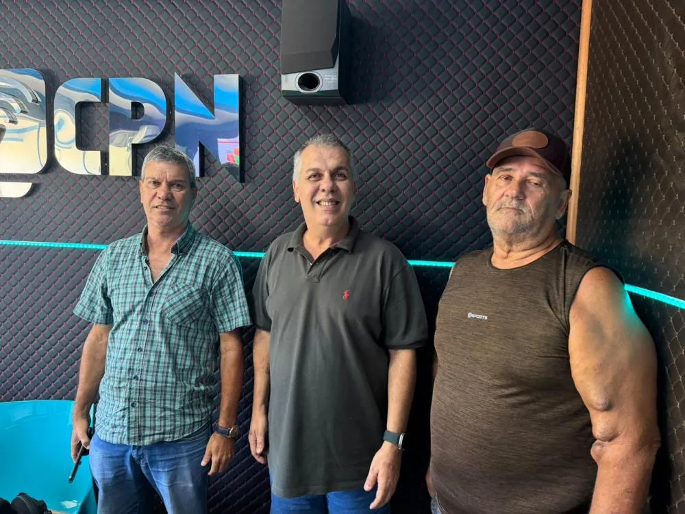 PACIENTES RENAIS CRÔNICOS PROCURAM RADIALISTA EM PROGRAMA DE RÁDIO PARA RECLAMAR DAS CONDIÇÕES DO TRANSPORTE PARA HEMODIÁLISE